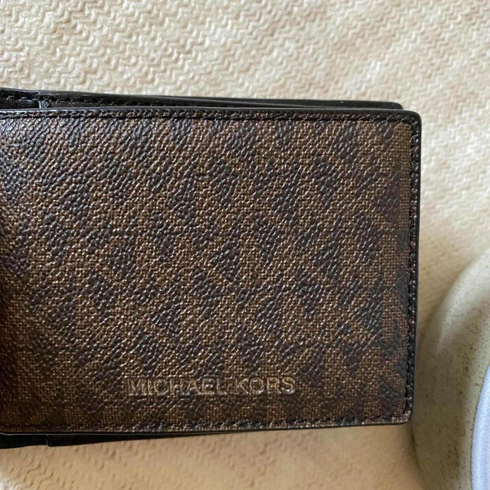 ✨🆕✨Brand New Michael Kors Billfold 3 in 1 Wallet